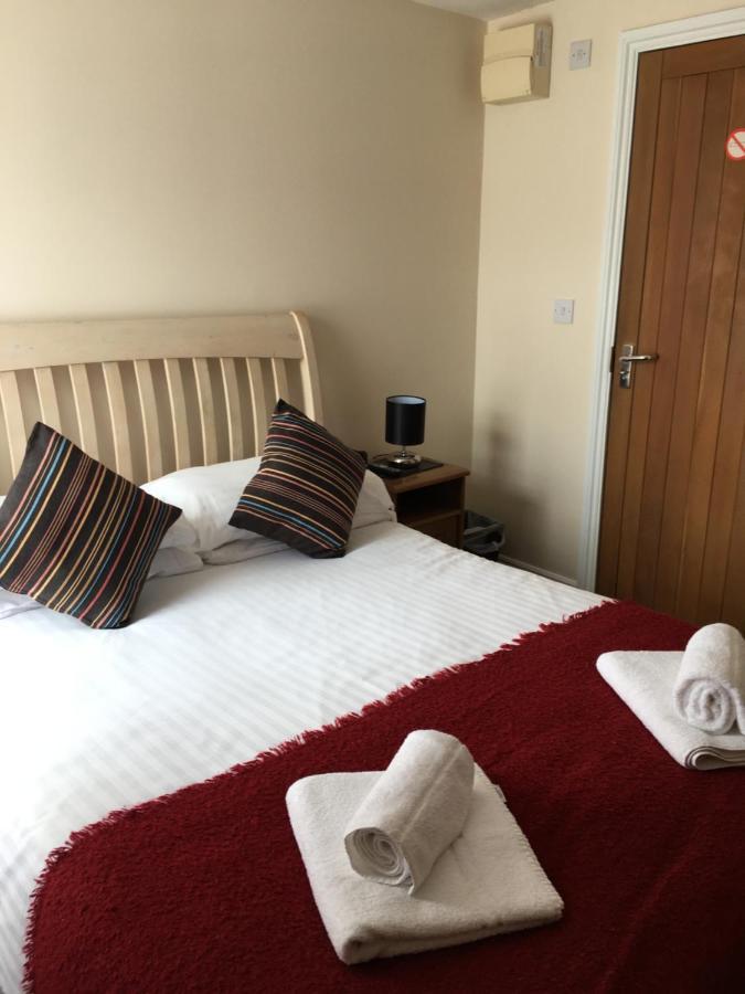 로이스턴 The Chequers B&B 외부 사진