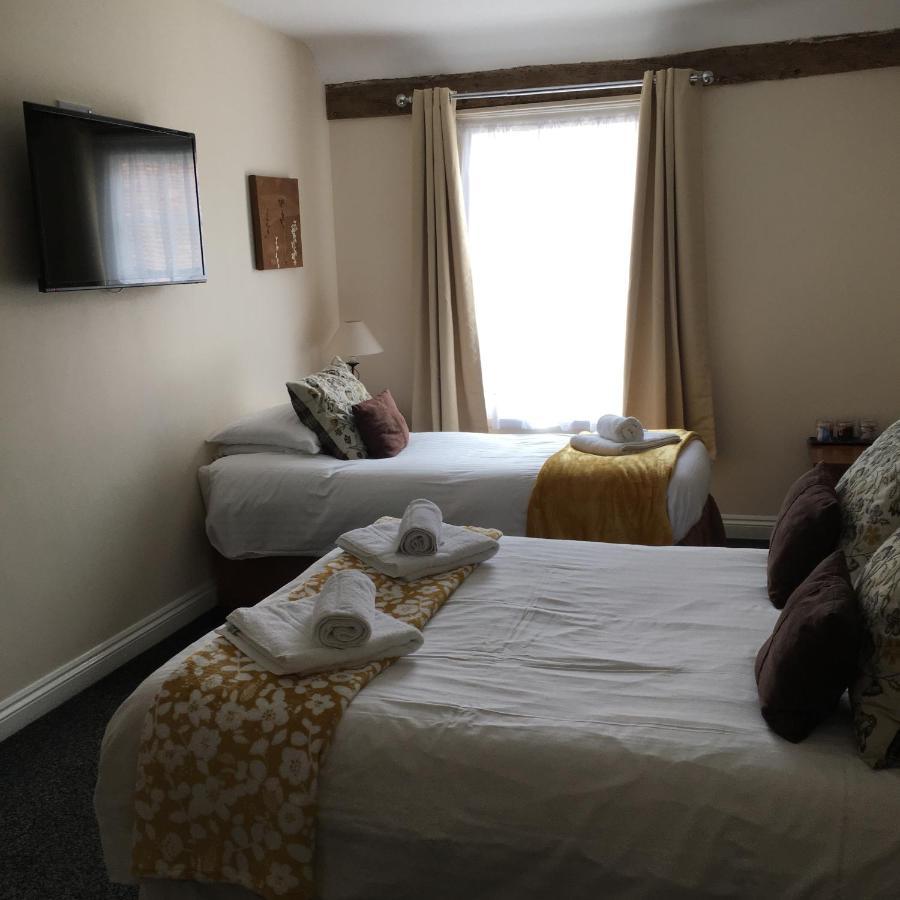 로이스턴 The Chequers B&B 외부 사진
