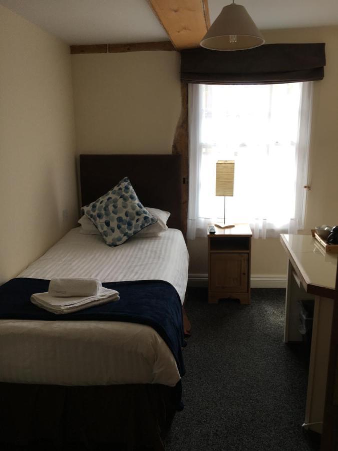 로이스턴 The Chequers B&B 외부 사진