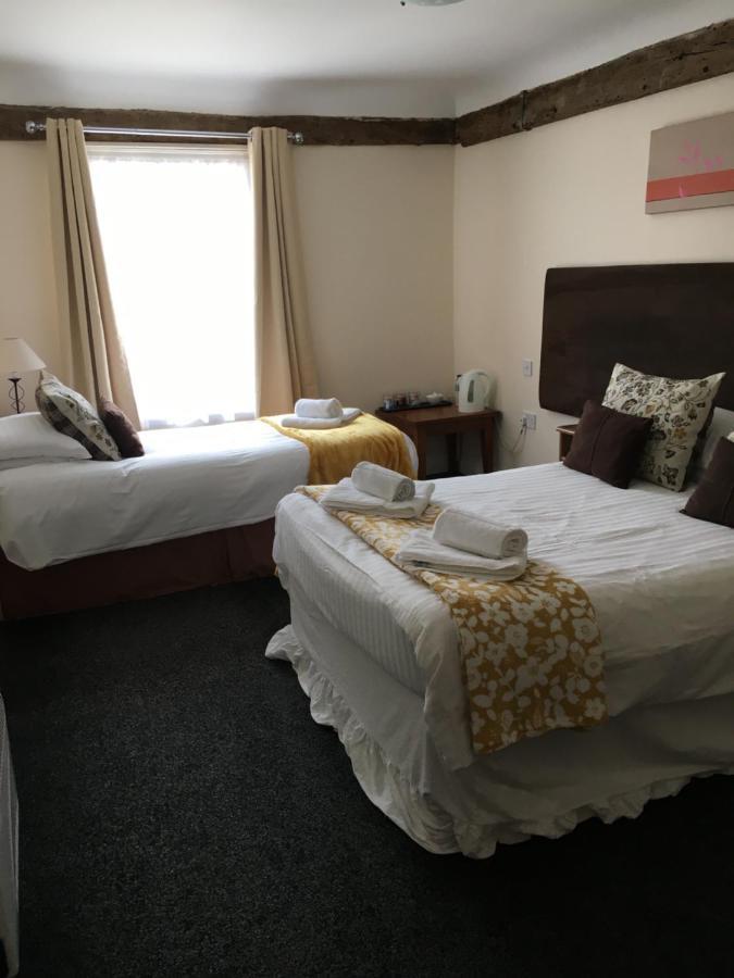 로이스턴 The Chequers B&B 외부 사진