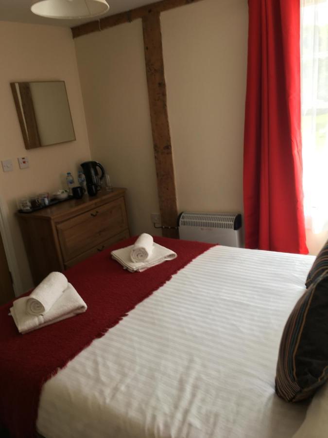 로이스턴 The Chequers B&B 외부 사진