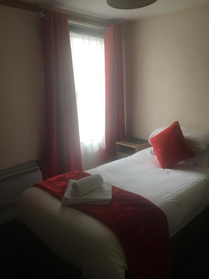 로이스턴 The Chequers B&B 외부 사진