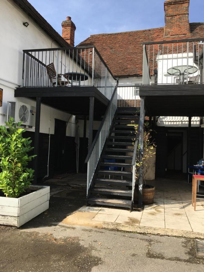 로이스턴 The Chequers B&B 외부 사진