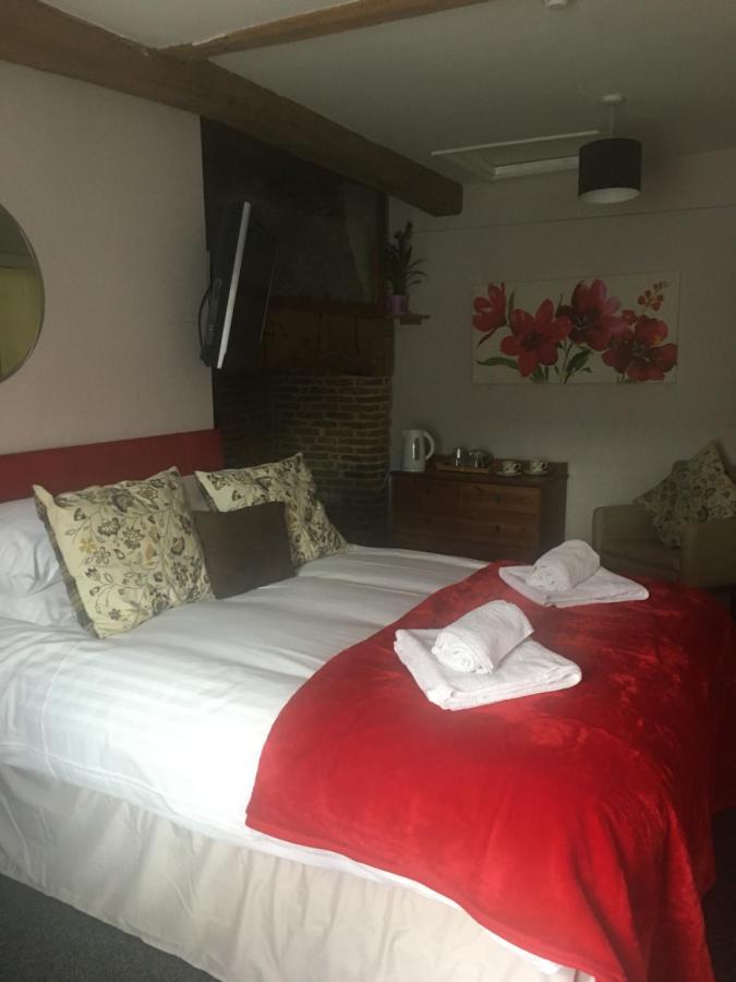로이스턴 The Chequers B&B 외부 사진