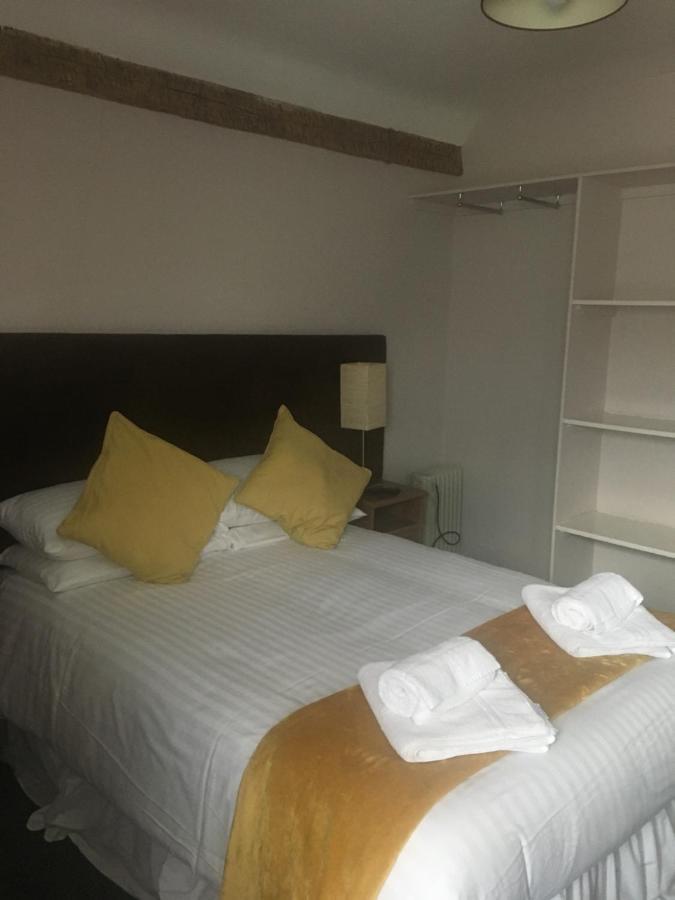 로이스턴 The Chequers B&B 외부 사진