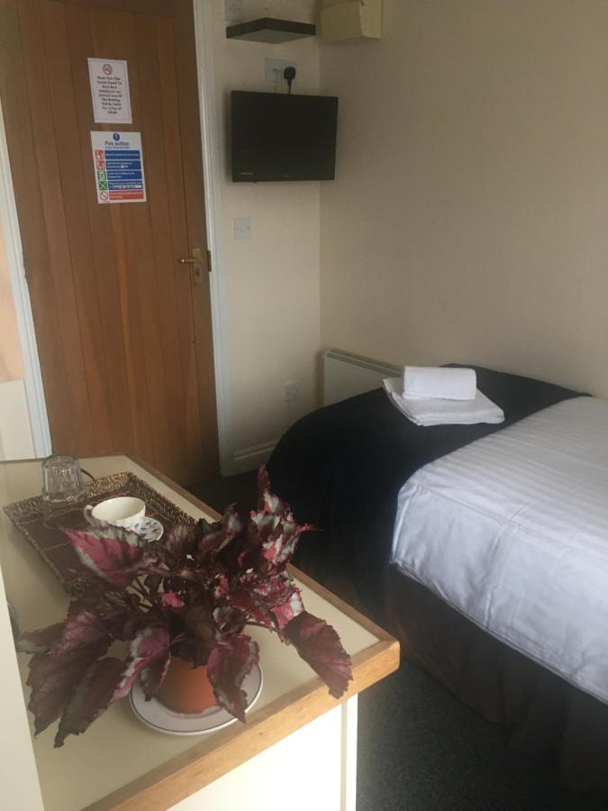 로이스턴 The Chequers B&B 외부 사진