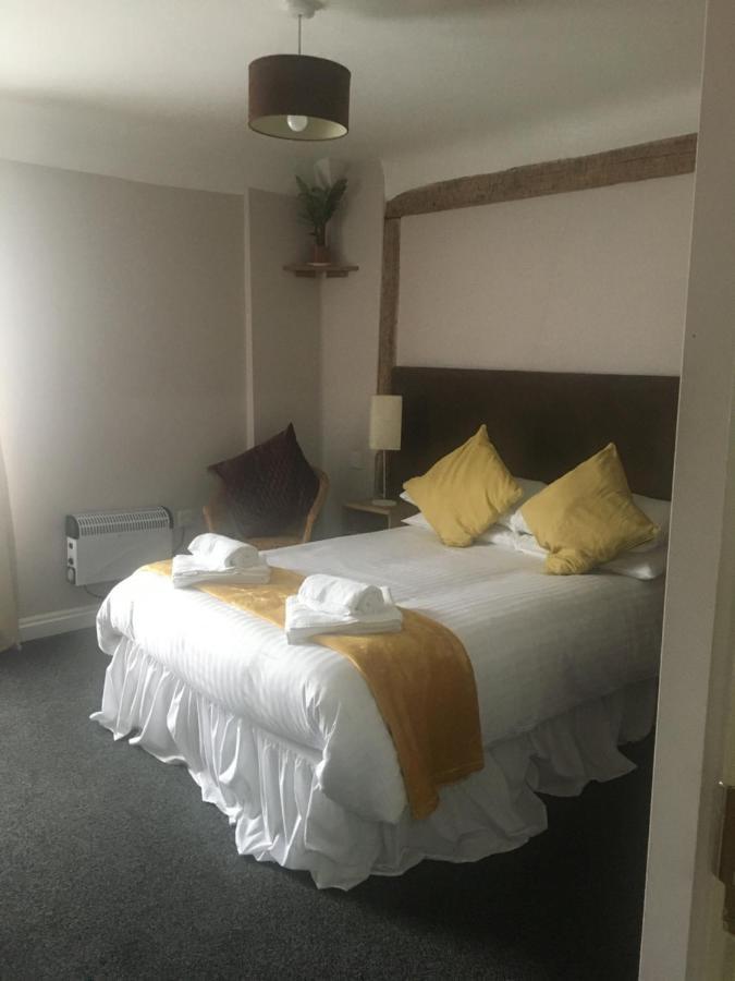 로이스턴 The Chequers B&B 외부 사진