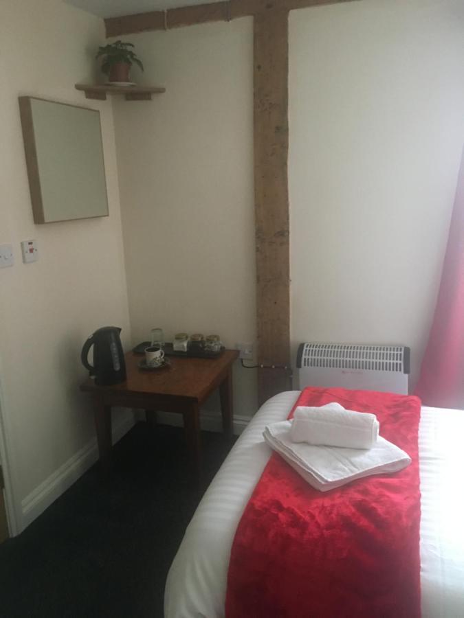 로이스턴 The Chequers B&B 외부 사진