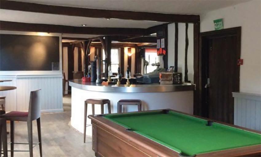로이스턴 The Chequers B&B 외부 사진